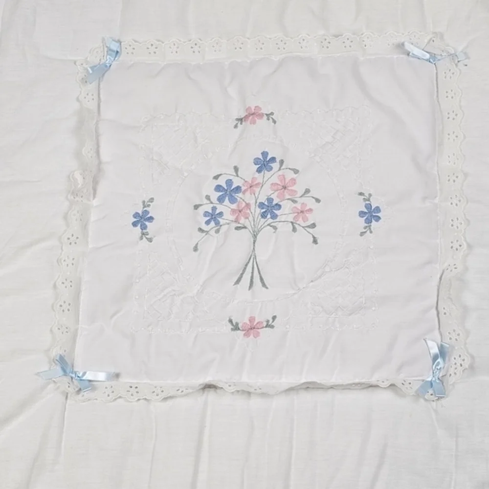 Cassie's Collection Crib Bedding Comforter Embroidered Flowers VTG 46x37 Nursery